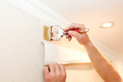 Pose de papier peint à Sabres — revêtements muraux et toiles de verre